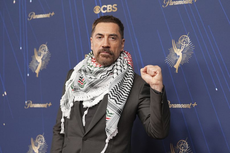 ارتدى خافيير بارديم الكوفية الفلسطينية، وهي وشاح يلبس على الرأس أو حول العنق، على السجادة الحمراء في حفل توزيع جوائز إيمي