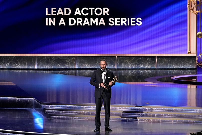 Noah Wyle nimmt am Sonntag, dem 14. September 2025, in Los Angeles den Emmy Award für den besten Hauptdarsteller in einer Drama-Serie für „The Pitt“ entgegen