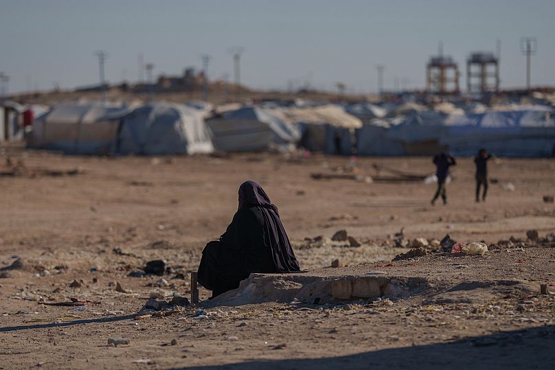 Eine Frau sitzt im Al-Hol-Lager in der Provinz Hassake im Nordosten Syriens.