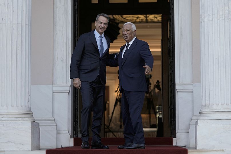 Le Premier ministre grec Kyriakos Mitsotakis, à gauche, accueille le président du Conseil européen Antonio Costa avant leur réunion au palais Maximos à Athènes, en Grèce