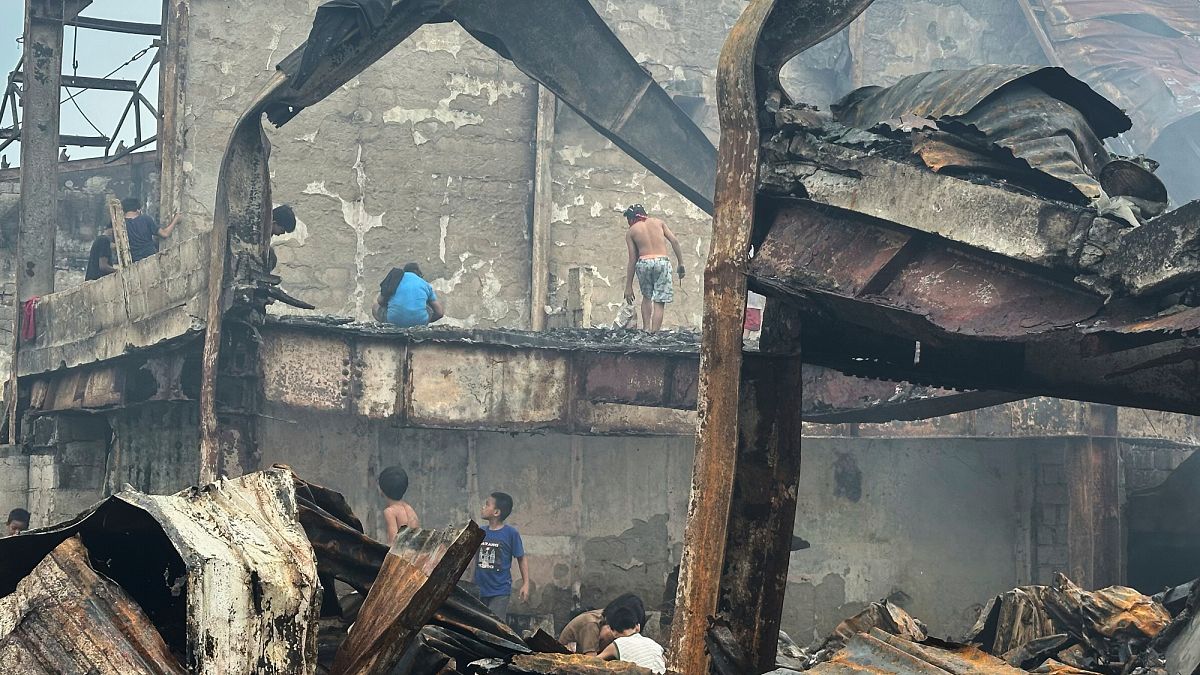 Fire in Manila displaces 1,000 families and destroys several homes