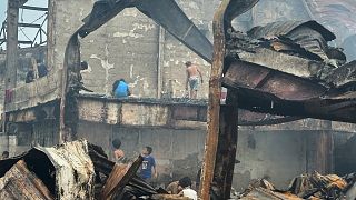 Un incendie à Manille déplace 1 000 familles et détruit plusieurs maisons.