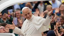 Le pape Léon XIV remercie les fidèles alors qu'il célèbre son 70e anniversaire