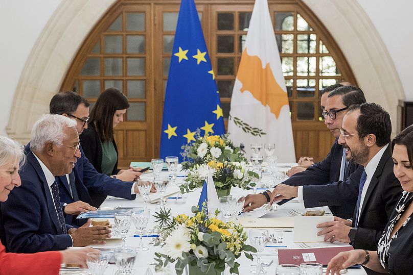 Le président chypriote Nikos Christodoulides, à droite, rencontre le président du Conseil européen Antonio Costa à Nicosie, Chypre, le lundi 15 septembre 2025.