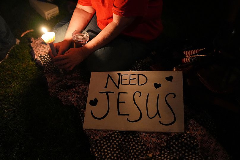 Napis „Potrzebuję Jezusa” widoczny podczas czuwania modlitewnego za Charliego Kirka w piątek, 12 września 2025 r., w Provo w stanie Utah.