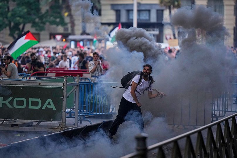 Protesters block the road in an attempt to disrupt the La Vuelta race, 14 September, 2025