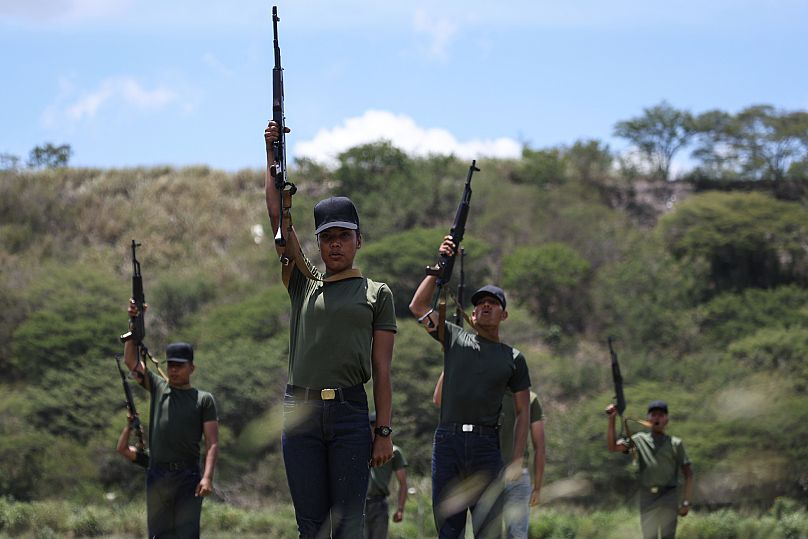 Miembros de las milicias paramilitares convocadas por el Gobierno venezolano entrenan en la base militar de Fuerte Tiuna, en Caracas, durante el 13 de septimebre de 2025.