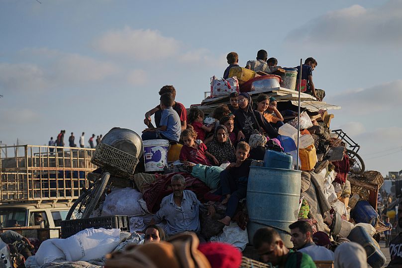 Palestinesi fuggono dal nord di Gaza a piedi e in auto, trasportando i propri averi lungo la strada costiera verso il sud della Striscia (15 settembre 2025)