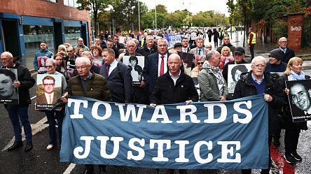 Les familles marchent vers le tribunal de Belfast alors que le procès du Bloody Sunday commence