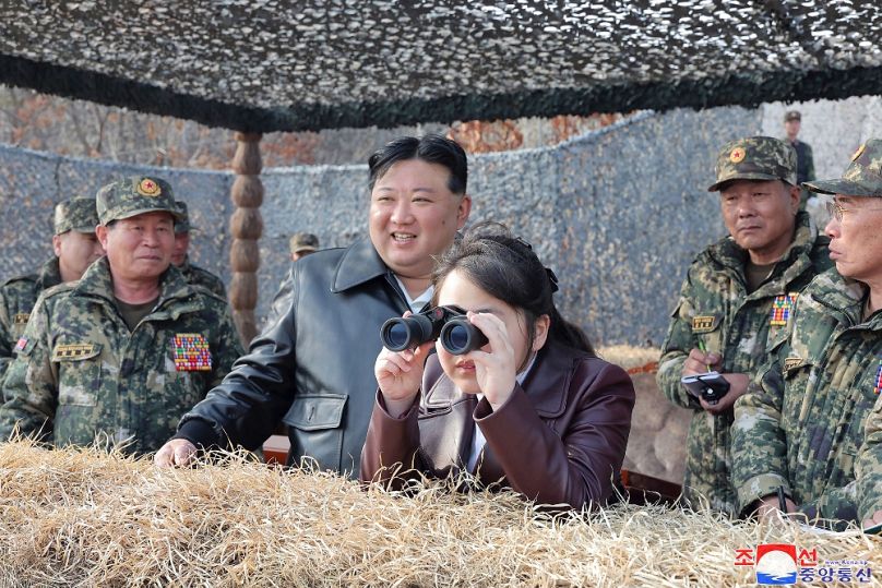 Kim Dzsue apja társaságában az észak-koreai légideszant egységek gyakorlatát felügyeli, 2024 márciusában