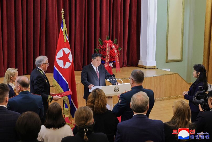 Kim Dzsongun a phenjani orosz nagykövetségen, a fotó jobb oldalán Dzsue, 2025. május 9-én