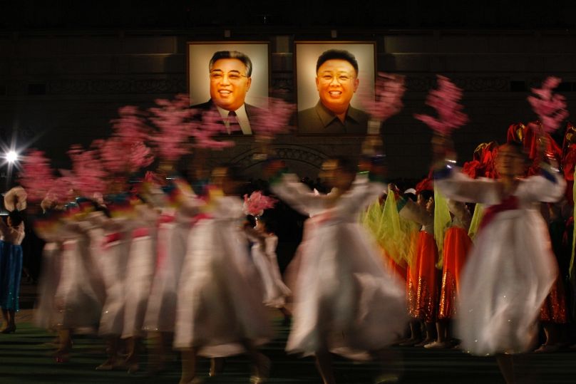 Kim Ir Szen születésének 100. évfordulóját ünnepelték Phenjanban, mellette fia, Kim Dzsongil portréja, 2012. április 16-án
