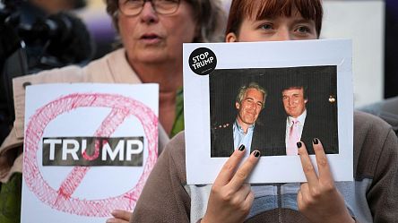 Des manifestants se rassemblent devant le château de Windsor avant la visite d'État de Trump