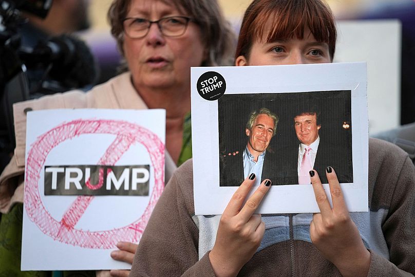 Demonstranten versammeln sich vor der Ankunft von Präsident Donald Trump in Windsor, England, am Dienstag, 16. September 2025, zu einer Demonstration.