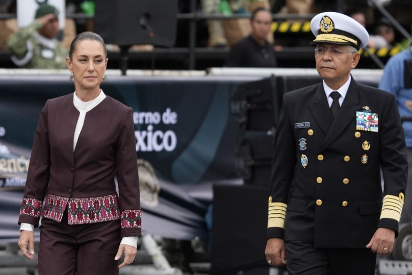 La presidenta Claudia Sheinbaum y el secretario de Marina, Almirante Raymundo Pedro Morales, en la plaza principal de la capital, el Zócalo.