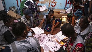 Élection au Malawi : dépouillement des bulletins de vote