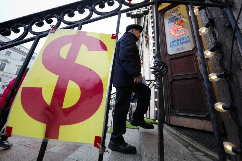 Un homme entre dans un bureau de change à Saint-Pétersbourg, en Russie, le samedi 28 décembre 2024.