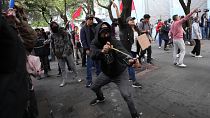 Des manifestants affrontent la police à Quito suite aux réductions des subventions sur le carburant
