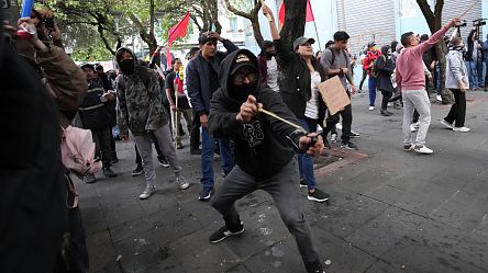 Des manifestants affrontent la police à Quito suite aux réductions des subventions sur le carburant