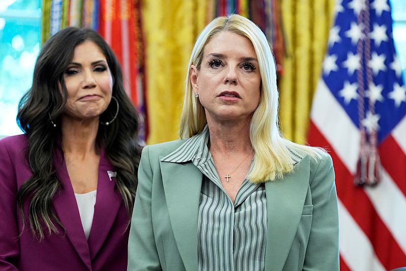 Pam Bondi, à droite, et la secrétaire à la Sécurité intérieure Kristi Noem écoutent Trump dans le bureau ovale de la Maison Blanche, le lundi 15 septembre 2025, à Washington