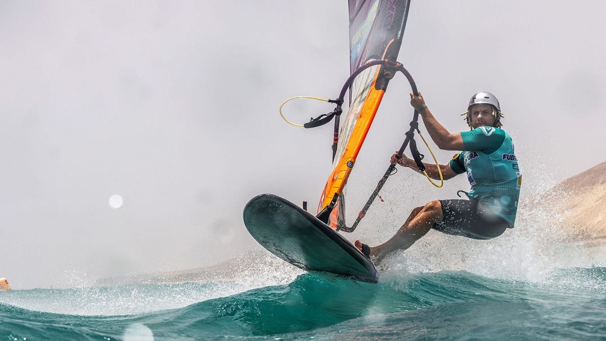 Un polonais veut battre le record Guinness en traversant la Baltique en 7 heures sur une planche à voile