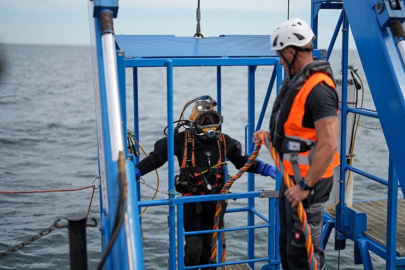 Le plongeur Dirk Schoenen se prépare à plonger à bord du navire polyvalent Baltic Lift, en mer Baltique, près de Boltenhagen, en Allemagne, le 1er septembre 2025