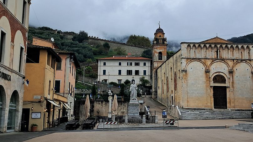 Rynek w Pietrasanta w Toskanii