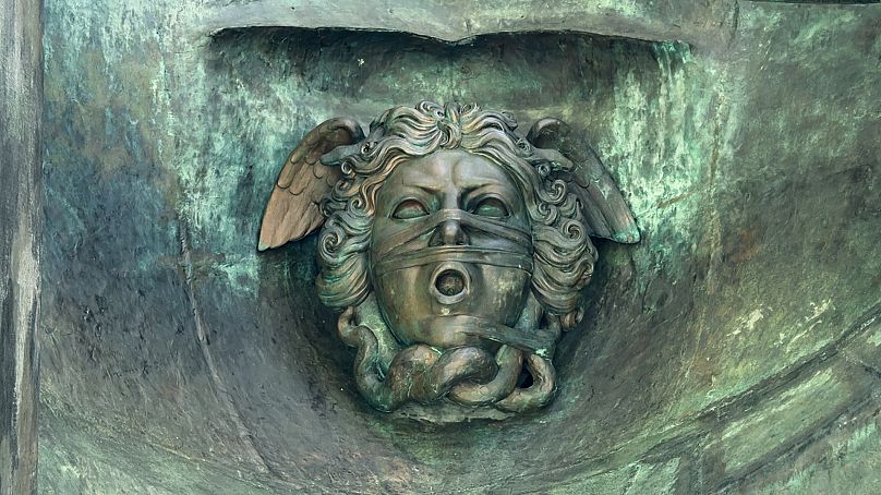Meduza, fragment rzeźby Igora Mitoraja "Tindaro" w Warszawie