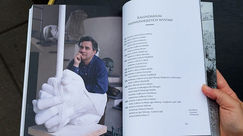 Igor Mitoraj w pracowni w Pietrasanta, z książki "Polak o włoskim sercu" Agnieszki Stabro