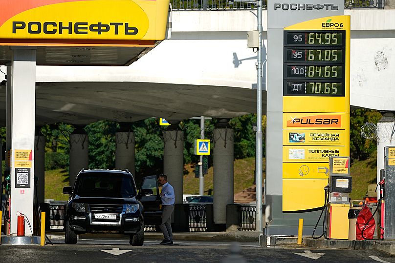 Un hombre sube a su coche tras repostar en una gasolinera de Moscú, el 25 de agosto de 2025