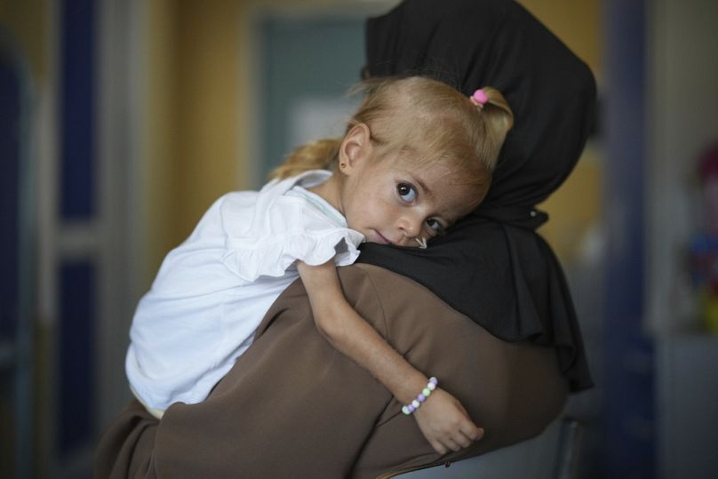 طفلة فلسطينية ووالدتها نقلتا من غزة إلى مستشفى باوسيلي بون للأطفال في نابولي بجنوب إيطاليا، يوم الثلاثاء 2 سبتمبر 2025