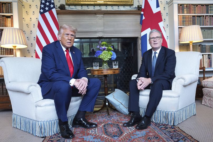 Az amerikai elnök a brit kormányfővel Chequersben 