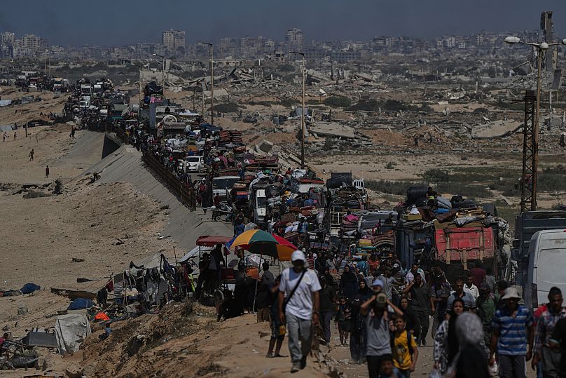 Les Palestiniens déplacés fuient la ville de Gaza le long de la route côtière en direction du sud de la bande de Gaza, 17 septembre 2025