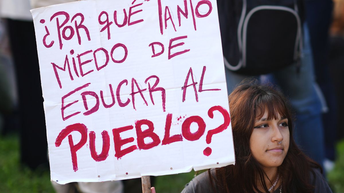 Le Congrès rejette les vetos de Milei et des milliers de personnes se rassemblent à l'extérieur à Buenos Aires