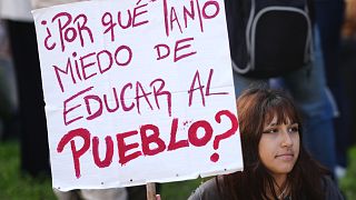 Le Congrès rejette les vetos de Milei et des milliers de personnes se rassemblent à l'extérieur à Buenos Aires