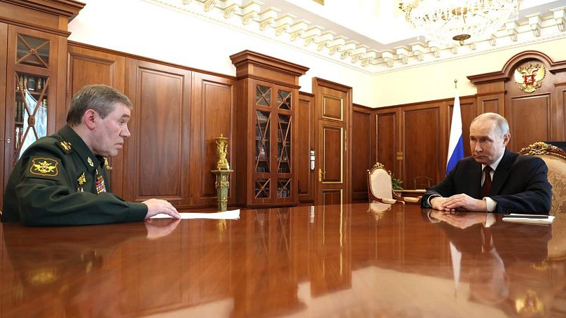 Valerij Geraszimov vezérkari főnök és Putyin elnök a Kremlben