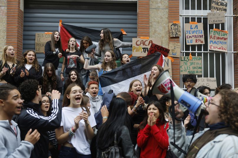 Des étudiants se rassemblent devant une école lors d'une manifestation appelée par les principaux syndicats pour s'opposer aux coupes budgétaires, à Lille, le 18 septembre.