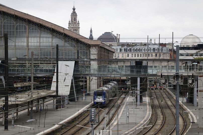Une gare de Lille vide lors d'une manifestation appelée par les principaux syndicats pour s'opposer aux coupes budgétaires, à Lille, le jeudi 18 septembre 2025.