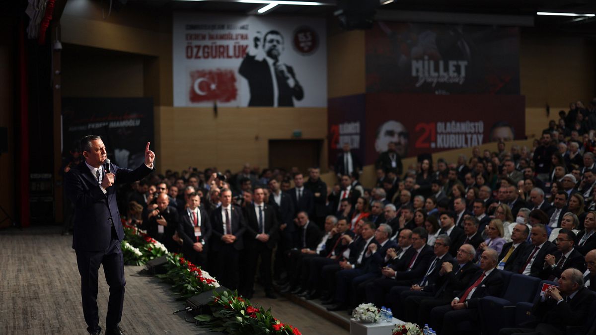 Özgür Özel ve ekibi, kurultaya gitme amacıyla CHP 