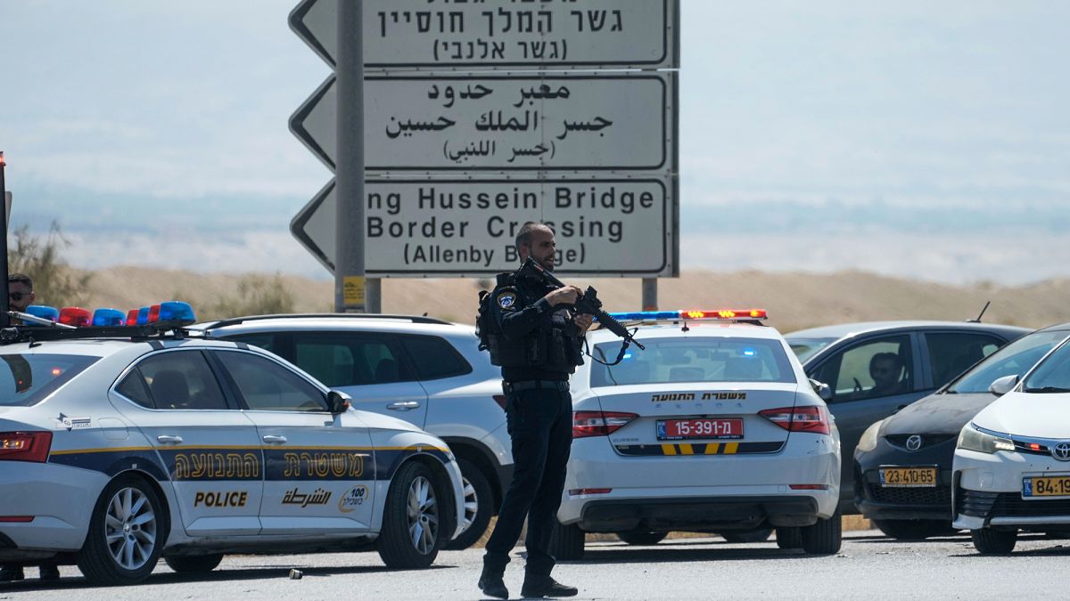 مقتل إسرائيليين في إطلاق نار عند معبر اللنبي الحدودي.. والأردن يدين الهجوم ويفتح تحقيقاً