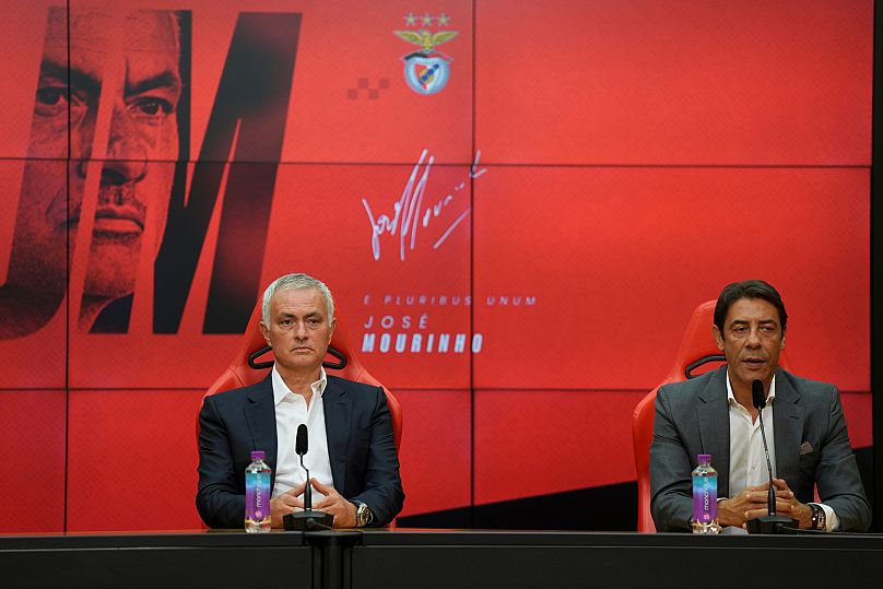 José Mourinho ao lado de Rui Costa, presidente do SL Benfica, na apresentação do novo treinador do Benfica