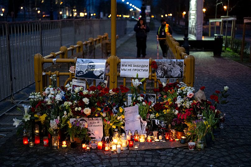 Des fleurs et des photos ont été déposées en hommage au leader de l'opposition russe Alexeï Navalny, près de l'ambassade de Russie à Budapest, en Hongrie, le samedi 24 février