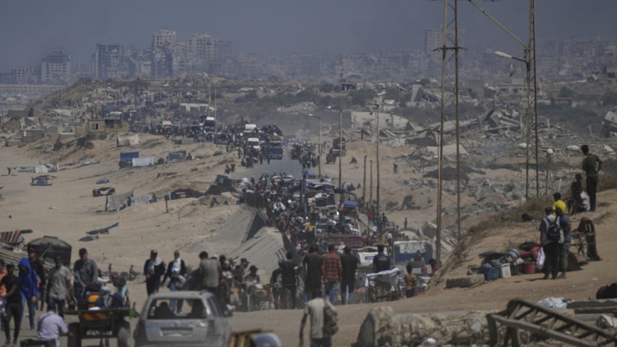تحت وطأة القصف والهجوم البري.. أكثر من 250 ألف مدني ينزحون من منازلهم في غزة بحثًا عن مأوى آمن