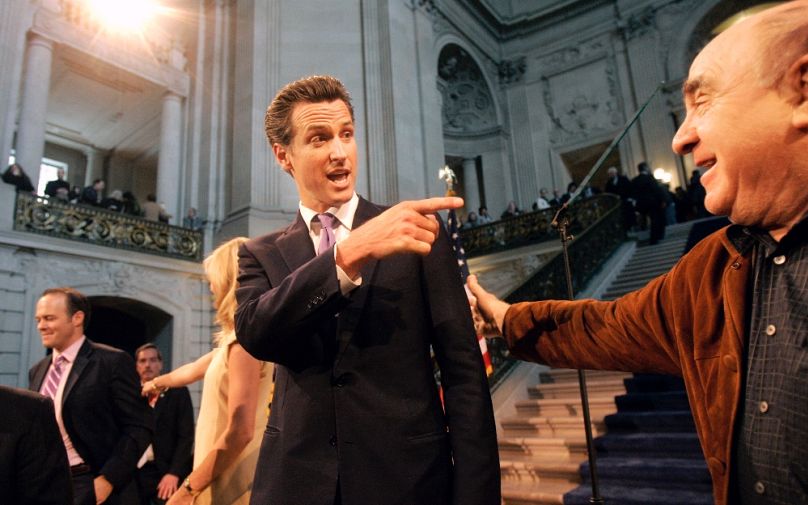 Gavin Newsom, San Francisco polgármestere egy támogatóját üdvözli a városházán, 2008 januárjában