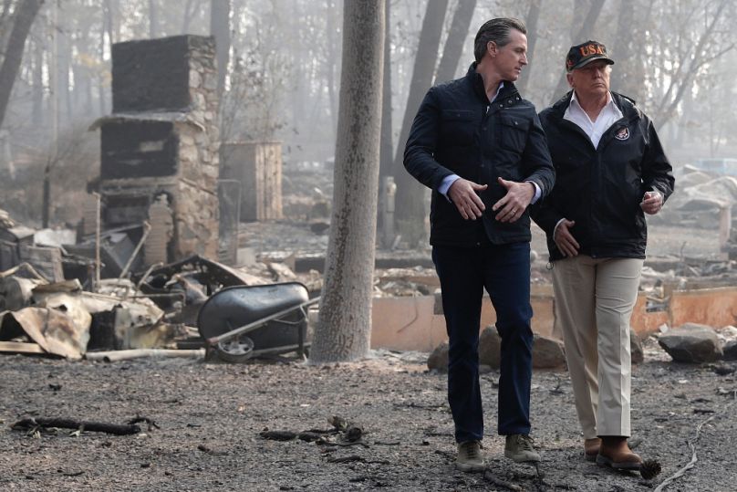 Gavin Newsom, megválasztott kormányzó és Donald Trump a kaliforniai erdőtüzek helyszínén, 2018 novemberében