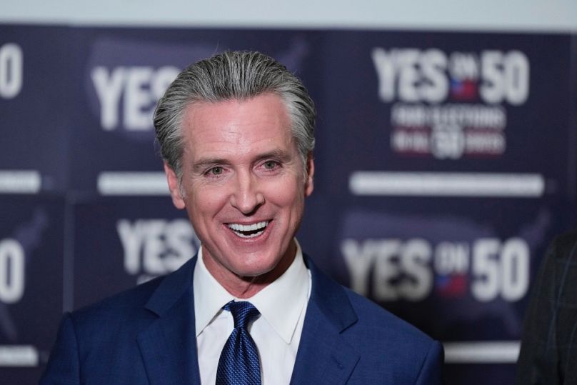 Gavin Newsom kaliforniai kormányzó ún. 50. javaslatának beterjesztése után Sacramentóban, 2025. augusztusában