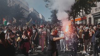 Des affrontements éclatent à Paris lors d'une manifestation contre le gouvernement Macron