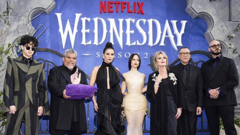 Isaac Ordóñez, Luis Guzmán, Catherine Zeta-Jones, Jenna Ortega, Joanna Lumley, Fred Armisen y Victor Dorobantu posan en la premiere de 'Wednesday' en julio de 2025 en LA.