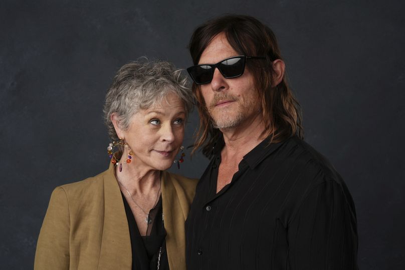 Melissa McBride, a la izquierda, y Norman Reedus posan para una foto promocional de 'The Walking Dead: Daryl Dixon' durante la Comic-Con International el 25 de julio de 2025.