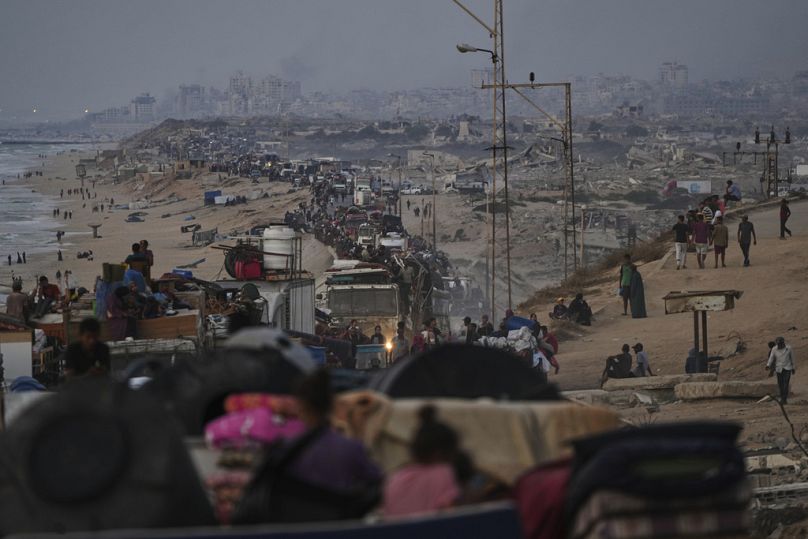 فلسطينيون نازحون يفرّون من مدينة غزة سيرًا على الأقدام وبالسيارات نحو جنوب القطاع، 18 سبتمبر 2025.
